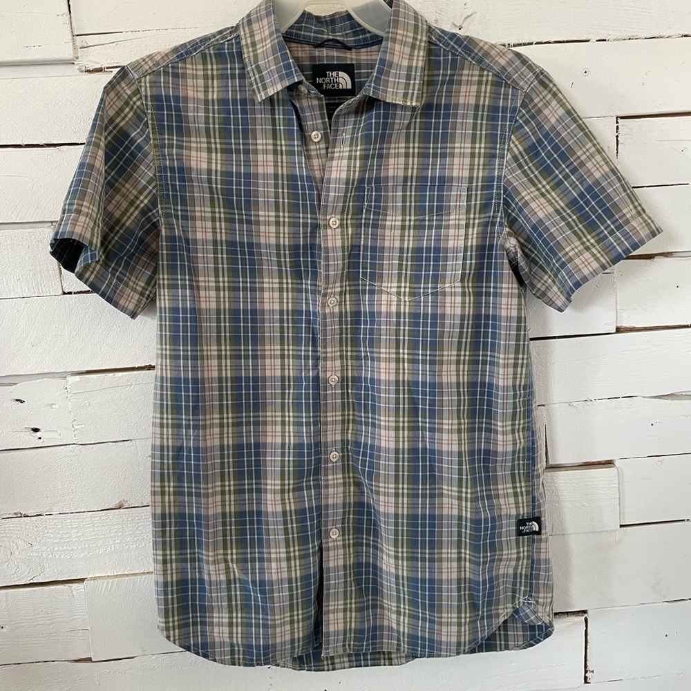 The North Face Plaid Short Sleeved Button Down Shirt. Size M